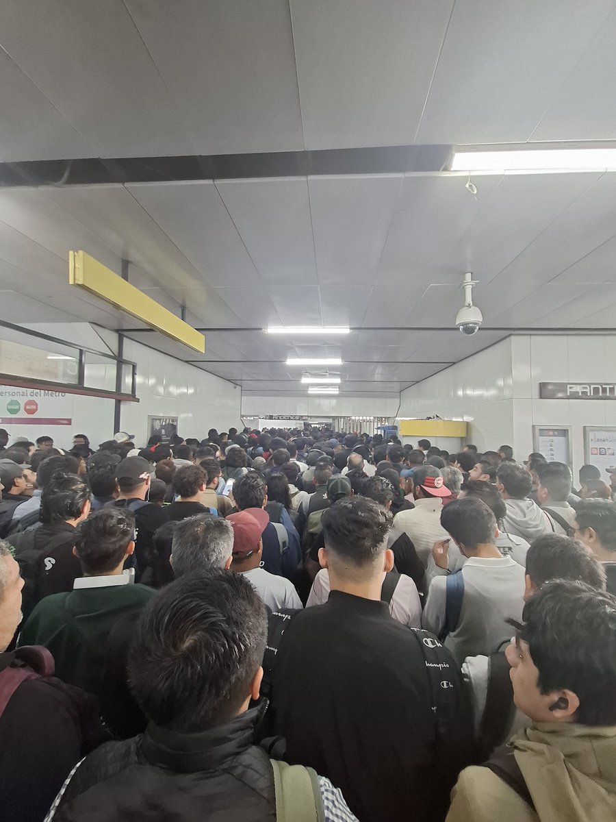 yasperdj's tweet photo. @MetroCDMX no mamen hijos de puta en verdad hasta que no se muera alguien por su maldita ineptitud estuvieron a punto de aplastar a una señora con su hija valen para pura madre https://t.co/fVaWzUpevf