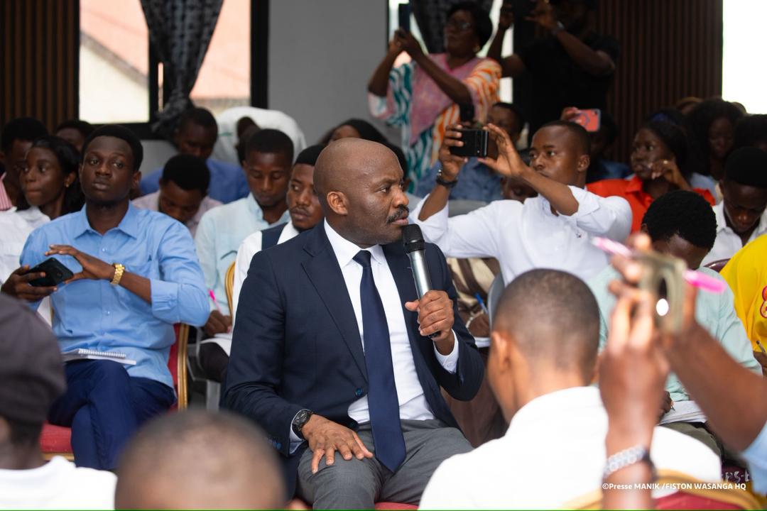 MichelMuvudi's tweet image. #Kisangani : 87 eme édition de formation gratuite en Leadership développement personnel et capital humain de 170 jeunes avec SUNSHINE foundation et le #GroupeCIDE.Merci au #Gouverneur a.i de la #Tshopo pour sa participation et à l&apos;honorable Madeleine Nikomba pour son soutien.