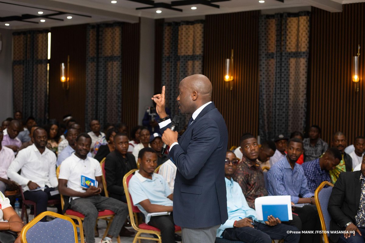 MichelMuvudi's tweet image. #Kisangani : 87 eme édition de formation gratuite en Leadership développement personnel et capital humain de 170 jeunes avec SUNSHINE foundation et le #GroupeCIDE.Merci au #Gouverneur a.i de la #Tshopo pour sa participation et à l&apos;honorable Madeleine Nikomba pour son soutien.