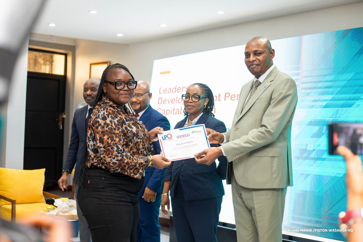 MichelMuvudi's tweet image. #Kisangani : 87 eme édition de formation gratuite en Leadership développement personnel et capital humain de 170 jeunes avec SUNSHINE foundation et le #GroupeCIDE.Merci au #Gouverneur a.i de la #Tshopo pour sa participation et à l&apos;honorable Madeleine Nikomba pour son soutien.