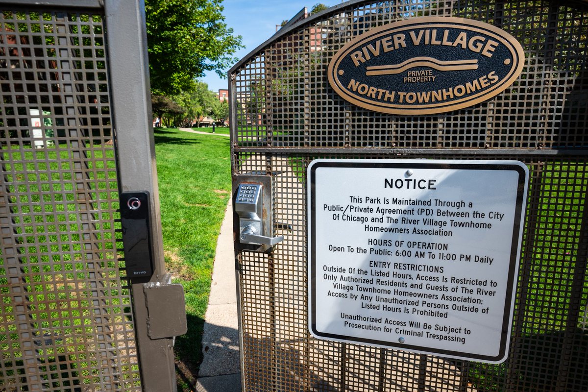Private fences that were put up around a public park have irked Near North neighbors. blockclubchi.co/3IDVIh6