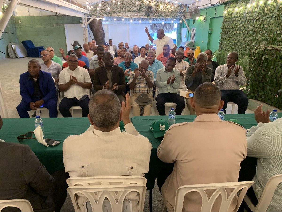 VILLA MELLA | 
#RamonAquinoGarcia titular de #sesdefp junto a <a href="/alfredohenriq/">Alfredo Henriquez</a> #ErasmoBrito @Jpolancogomez @plutarcomedina encabezaron un acto de integración a nuevos miembros en #Guaricano que se integran a trabajar por <a href="/LeonelFernandez/">Leonel Fernández</a> y @fpcomunica