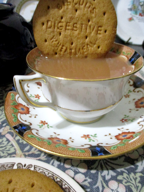 ヴィンテージのエインズレイで本日のお茶。グリョンのダイジェスティブビスケットの小麦感が今夜はとりわけ味わい深く感じられたのは秋の深まりのせいですかねぇ。