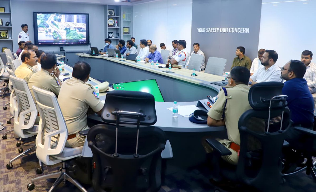 khannavedalam's tweet image. As part of #SCSC’s Project Pravaah to ensure free-flowing traffic, I was glad to participate in today’s Convergence Meeting with TGIIC.

The meeting was chaired by Jt. CP Dr. Gajarao Bhupal, IPS, and attended by TGIIC VC &amp;amp; MD K. Shashanka, IAS, along with other officials.