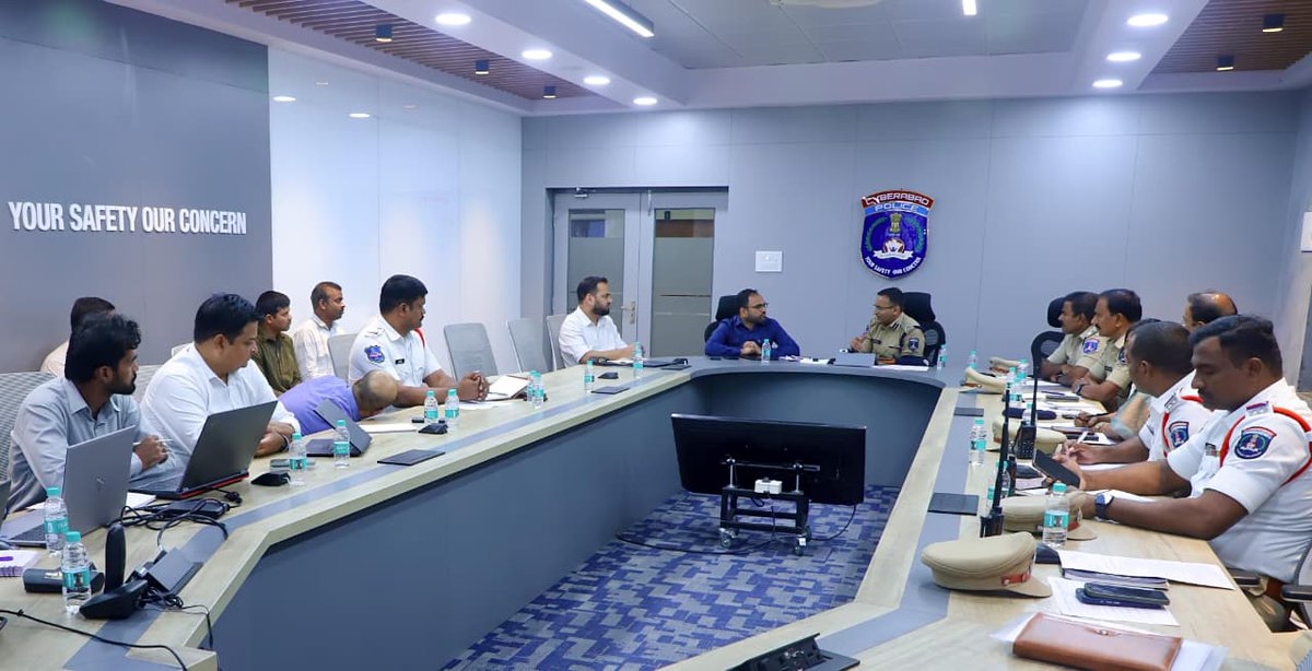 khannavedalam's tweet image. As part of #SCSC’s Project Pravaah to ensure free-flowing traffic, I was glad to participate in today’s Convergence Meeting with TGIIC.

The meeting was chaired by Jt. CP Dr. Gajarao Bhupal, IPS, and attended by TGIIC VC &amp;amp; MD K. Shashanka, IAS, along with other officials.