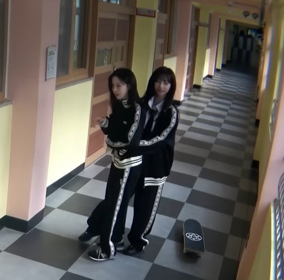 jmjyaoi's tweet image. minjeong goes for jimin's neck 
jimin goes for minjeong's waist