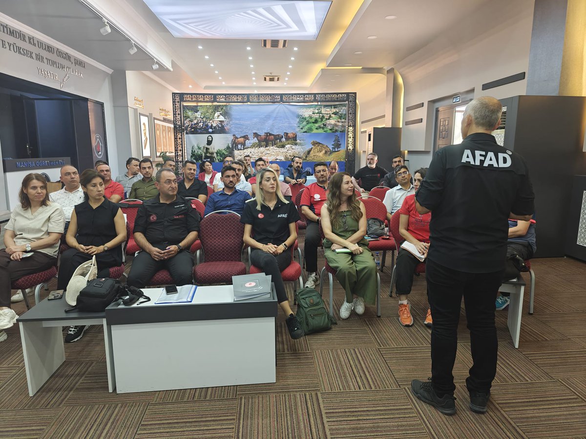 Manisa MEB AKUB'a 22-23 Eylülde afet ve acil durum yönetimi  alanında  becerilerin   geliştirilmesi amacıyla Öğretmenevinde AFAD tarafından Afet Farkındalık Eğitici Eğitimi verildi. 
<a href="/tcmeb/">Millî Eğitim Bakanlığı</a>
<a href="/Yusuf__Tekin/">Yusuf Tekin</a>
<a href="/meb_dhgm/">Destek Hizmetleri Genel Müdürlüğü</a>
<a href="/omurfatih/">Ömür Fatih Karakullukçu</a>
<a href="/mebisgb/">İşyeri Sağlık ve Güvenlik Birimi Daire Başkanlığı</a>
<a href="/ozkan_meb/">Özkan AVCI</a>
<a href="/mebakub/">MEB AKUB</a>
<a href="/m_ugurelli/">Mehmet UĞURELLİ</a>
<a href="/MetinTayarer/">Metin TAYARER🇹🇷🇹🇷🇹🇷</a>
