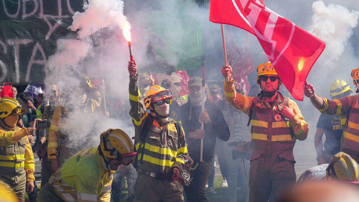 Unai Sordo (@unaisordo) on Twitter photo ‼️💥No puede ser que cada verano ocurra lo mismo.
Los incendios forestales se previenen durante el año.
Exigimos servicios públicos de gestión directa, estabilidad laboral y salarios decentes.
✊¡Por los derechos laborales de los bomberos y bomberas forestales!
<a href="/Forestales_CCOO/">FORESTALES de CCOO</a> ‼️💥No puede ser que cada verano ocurra lo mismo.
Los incendios forestales se previenen durante el año.
Exigimos servicios públicos de gestión directa, estabilidad laboral y salarios decentes.
✊¡Por los derechos laborales de los bomberos y bomberas forestales!
<a href="/Forestales_CCOO/">FORESTALES de CCOO</a>