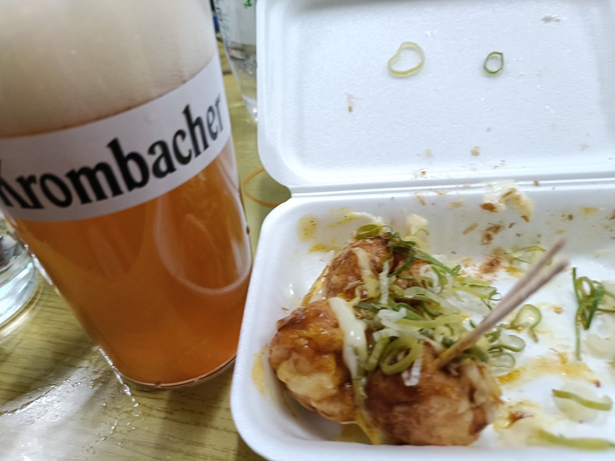 mcayanee's tweet photo. 今日2025/9/23まで
#イオンのオクトーバーフェスト  🇩🇪🍺…イオンに寄ったから
#Krombacher #クロンバッハ 
#ヴァイツェン と、帰り道たこ焼きカレー味を購入

あれ？カリーブルスト気分でいける…と気づきました！！

又リピートしたい組み合わせに
ブロースト！！Prost🍻✨ https://t.co/snEvjZFaIq