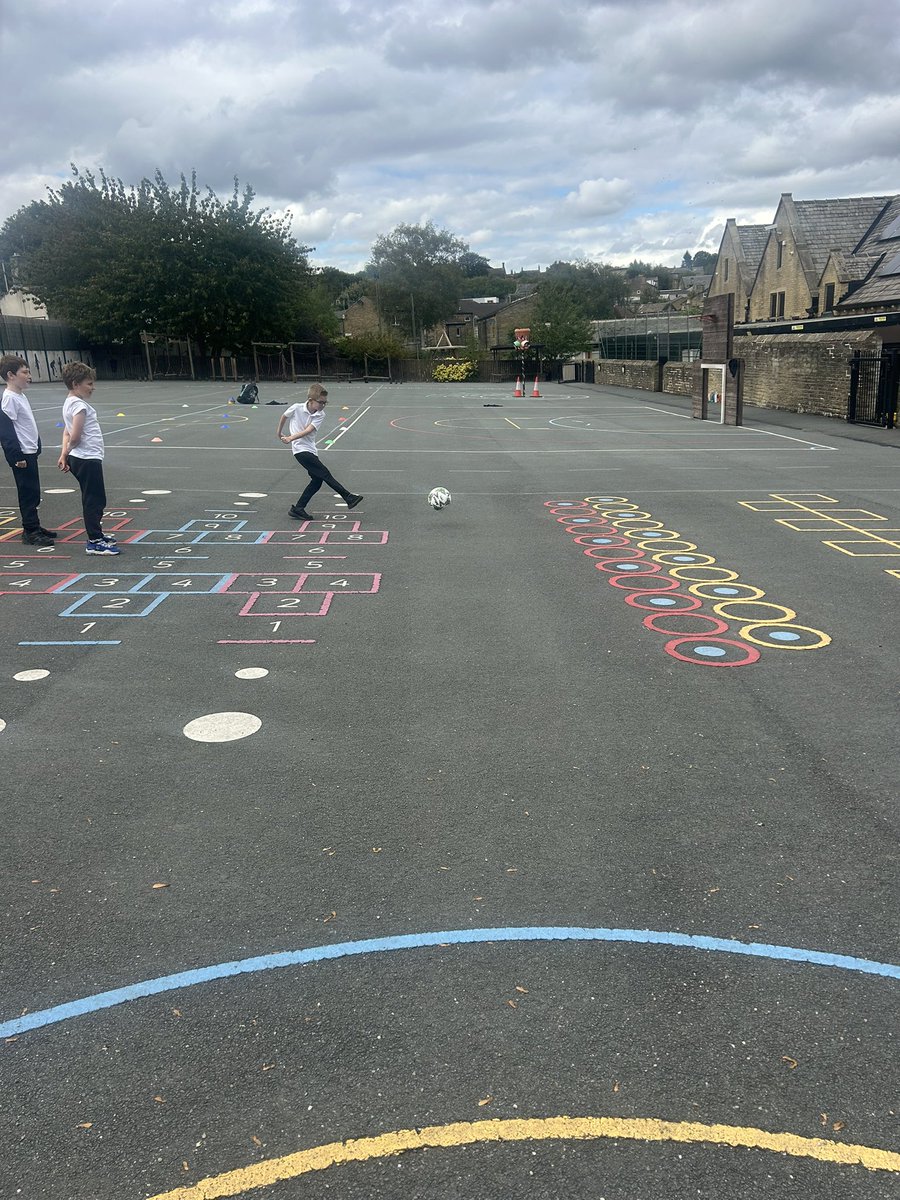 Year 4 embracing #NationalFitnessDay by practising their dribbling and shooting skills ⚽️<a href="/CATAcademyTrust/">Carlton Academy Trust</a> #carltoncurriculum