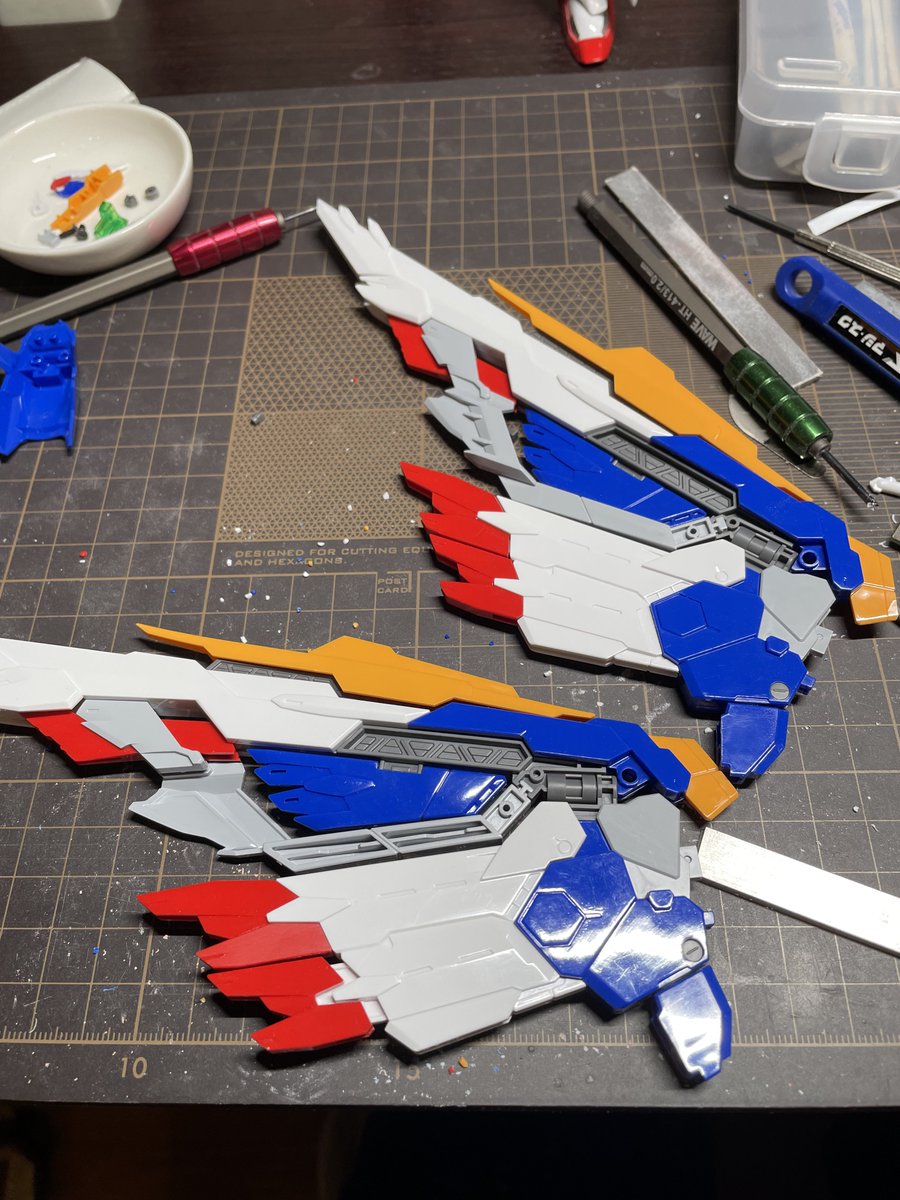HiRM ウイングガンダムEW 制作中
今日は翼を仮組。
...デカい。
HGしか触って来なかったので未知のサイズです。
複雑なパーツ分割でバラしたら説明書無しで戻せる自信がない。
塗装時はバラして塗装するのでこれは甘く見ていました。
塗装は想定の倍以上かかりそうです。
#ガンプラ
#ウイングガンダム