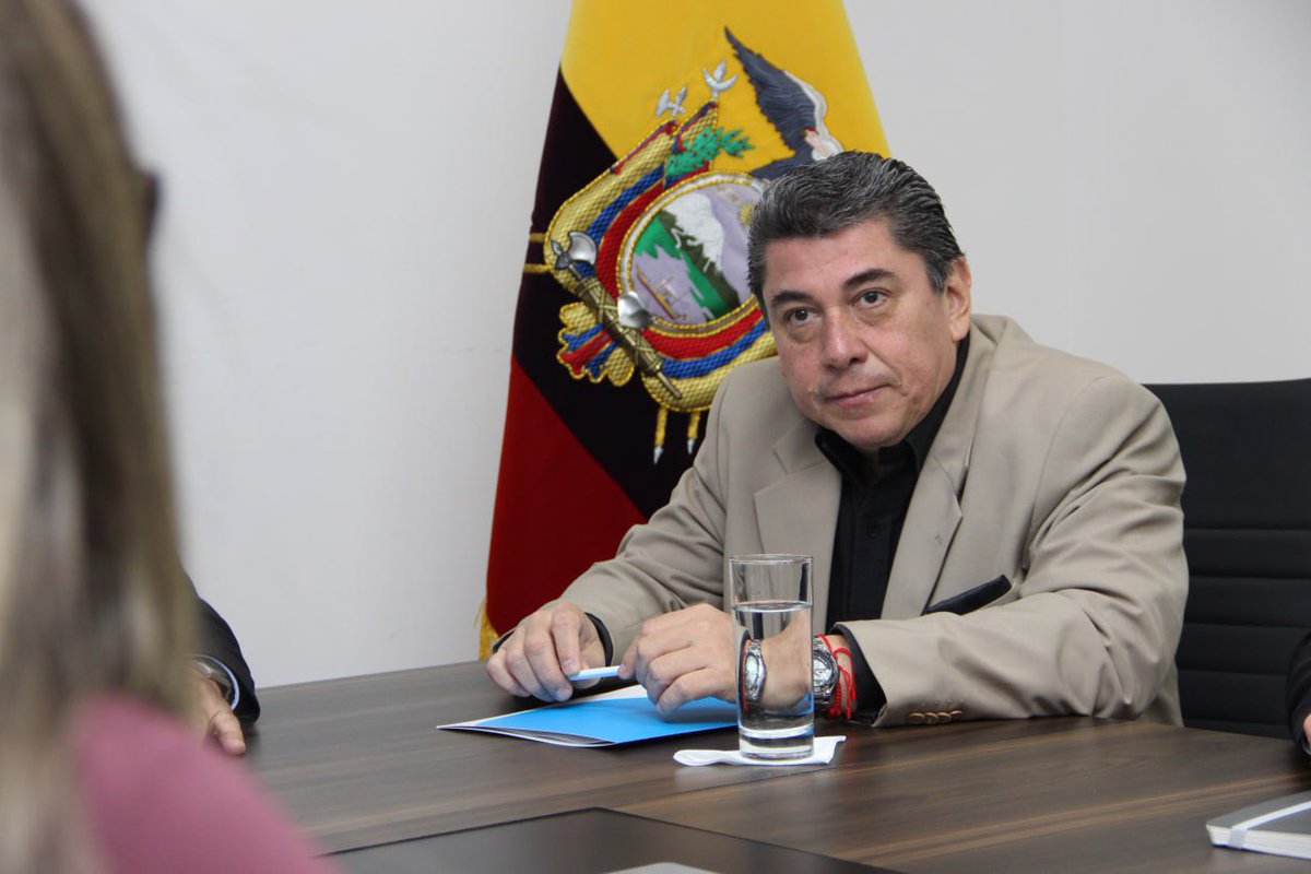 ¡Juntos por Esmeraldas! 💪🏼
El gerente general de <a href="/CNT_EC/">CNT Ecuador</a>, <a href="/ronspina/">Ronald Spina</a>, y el director del <a href="/RegistroCivilec/">Registro Civil Ecuador 🇪🇨</a>, <a href="/OttnRivadeneira/">Ottón Rivadeneira</a>, suscribieron un contrato de comodato para viabilizar la apertura de una nueva agencia y asegurar la continuidad del servicio en beneficio de la ciudadanía.
