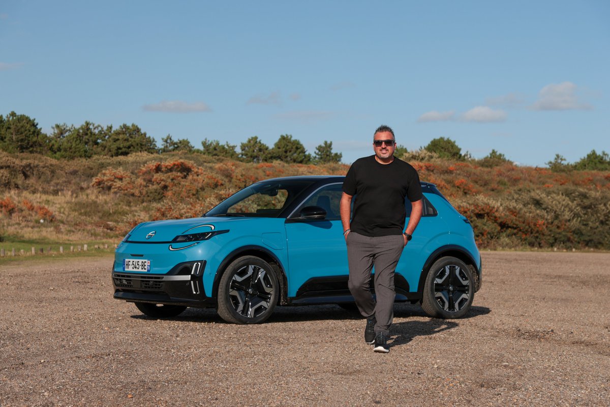 Nuova Nissan Micra: il ritorno di un’icona, ora 100% elettrica

Ci sono modelli che non sono semplici automobili, ma veri e propri simboli di un’epoca. La Nissan Micra è una di queste: nata nel 1982, ha attraversato quarant’anni di storia e sei generazioni, diventando una delle