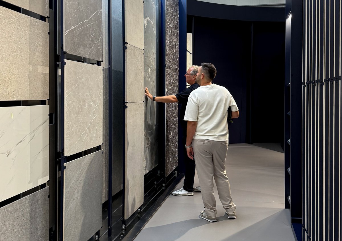 inscaOficial's tweet image. ¿Estás en Cersaie y buscas asesoramiento para encontrar la mejorar manera de exponer tus azulejos o materiales de construcción? ¡En nuestro stand, Hall 28 B12-C11 lo tenemos todo preparado para ti! ​

#TileDisplay #ShowroomCerámica #Cersaie2025 #InteriorDesign #BuildingMaterial