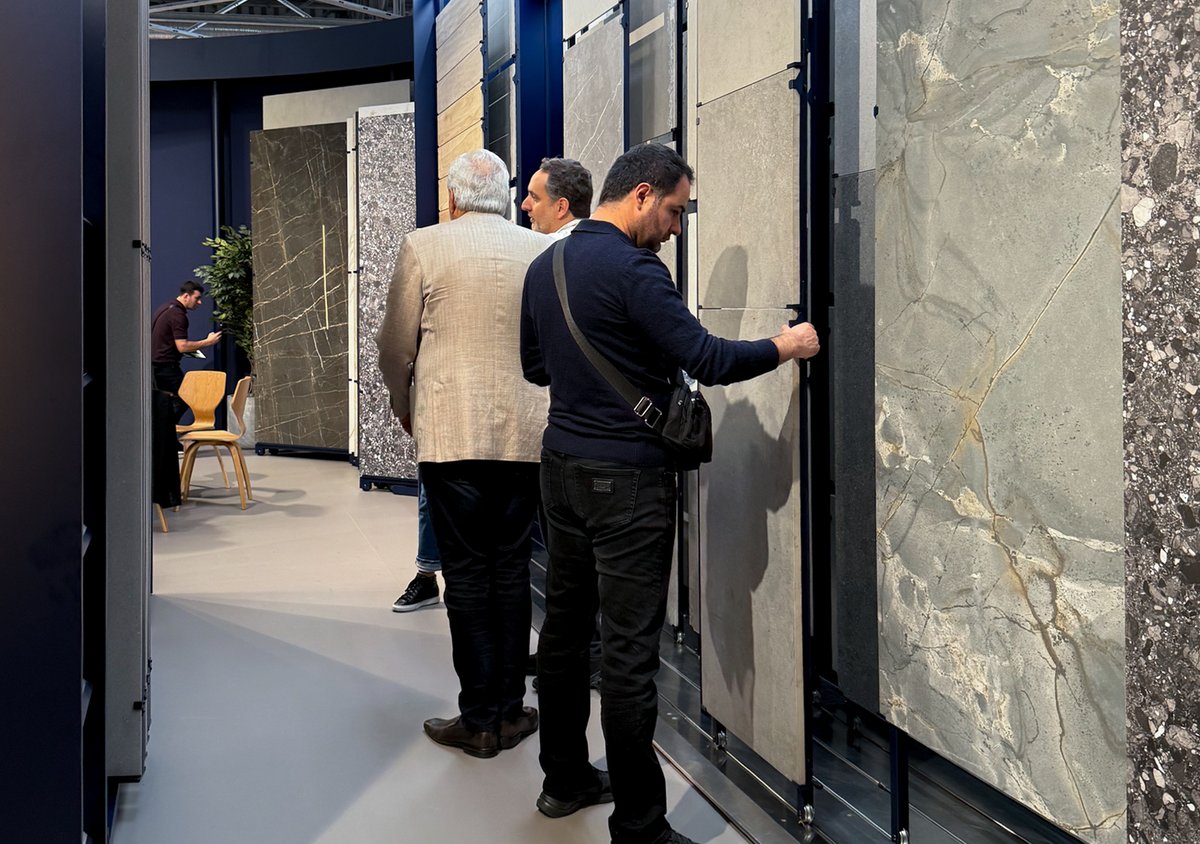 inscaOficial's tweet image. ¿Estás en Cersaie y buscas asesoramiento para encontrar la mejorar manera de exponer tus azulejos o materiales de construcción? ¡En nuestro stand, Hall 28 B12-C11 lo tenemos todo preparado para ti! ​

#TileDisplay #ShowroomCerámica #Cersaie2025 #InteriorDesign #BuildingMaterial