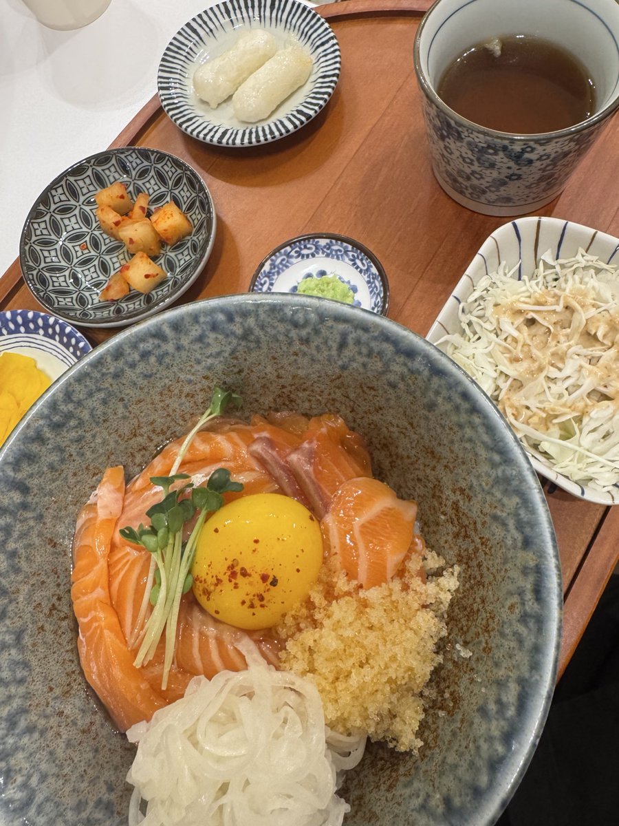 monu_mbb's tweet image. #올드보이몬베베

내가 좋아하는 것슨 연어덮밥..!!
연어, 육회 들어가는 비빔밥이면 그냥 환장하는데 덮밥 먹꼬 케끄에 아샷추 한 잔까지 찌끄리면 
하 극락가여 🤎