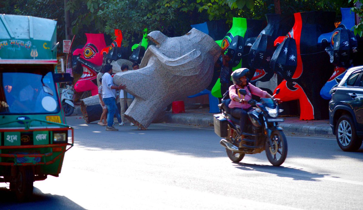 uniindianews's tweet image. #InPhotos| Effigies of Ravan are being prepared and placed along the roadside for the upcoming Dussehra festival at Tagore Garden in Delhi. 

(📸 : Nipun Channa / UNI ) 

#Delhi | #Dusshera | #TagoreGarden