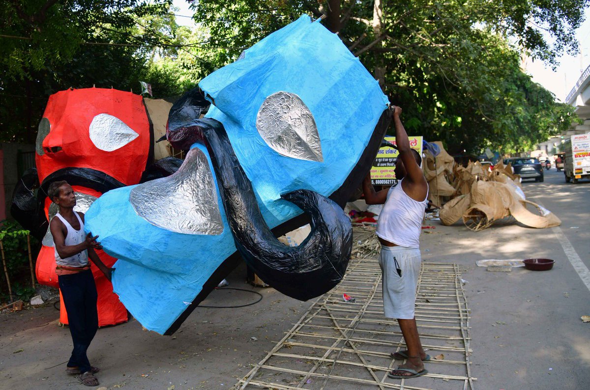 uniindianews's tweet image. #InPhotos| Effigies of Ravan are being prepared and placed along the roadside for the upcoming Dussehra festival at Tagore Garden in Delhi. 

(📸 : Nipun Channa / UNI ) 

#Delhi | #Dusshera | #TagoreGarden