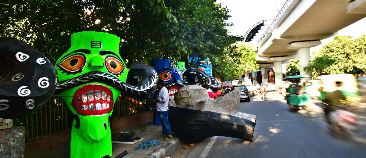uniindianews's tweet image. #InPhotos| Effigies of Ravan are being prepared and placed along the roadside for the upcoming Dussehra festival at Tagore Garden in Delhi. 

(📸 : Nipun Channa / UNI ) 

#Delhi | #Dusshera | #TagoreGarden