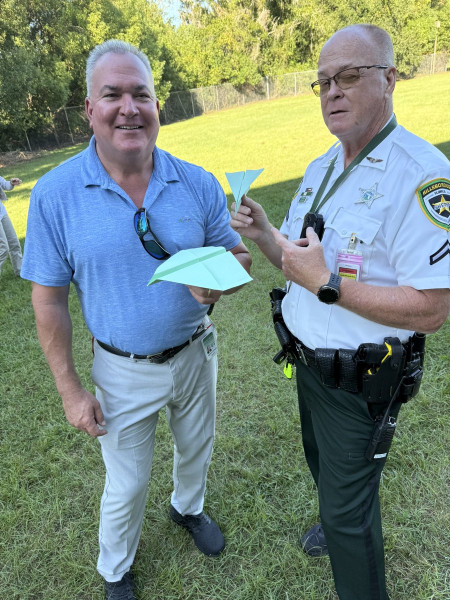 WalkerMiddleIB's tweet image. Year 1 students building relationships through Rock, Paper, Scissors - Bottle Flipping - Paper Airplanes! 💚🐺 #Communicator #Caring #Reflective  #Thinker @HillsboroughSch @iborganization