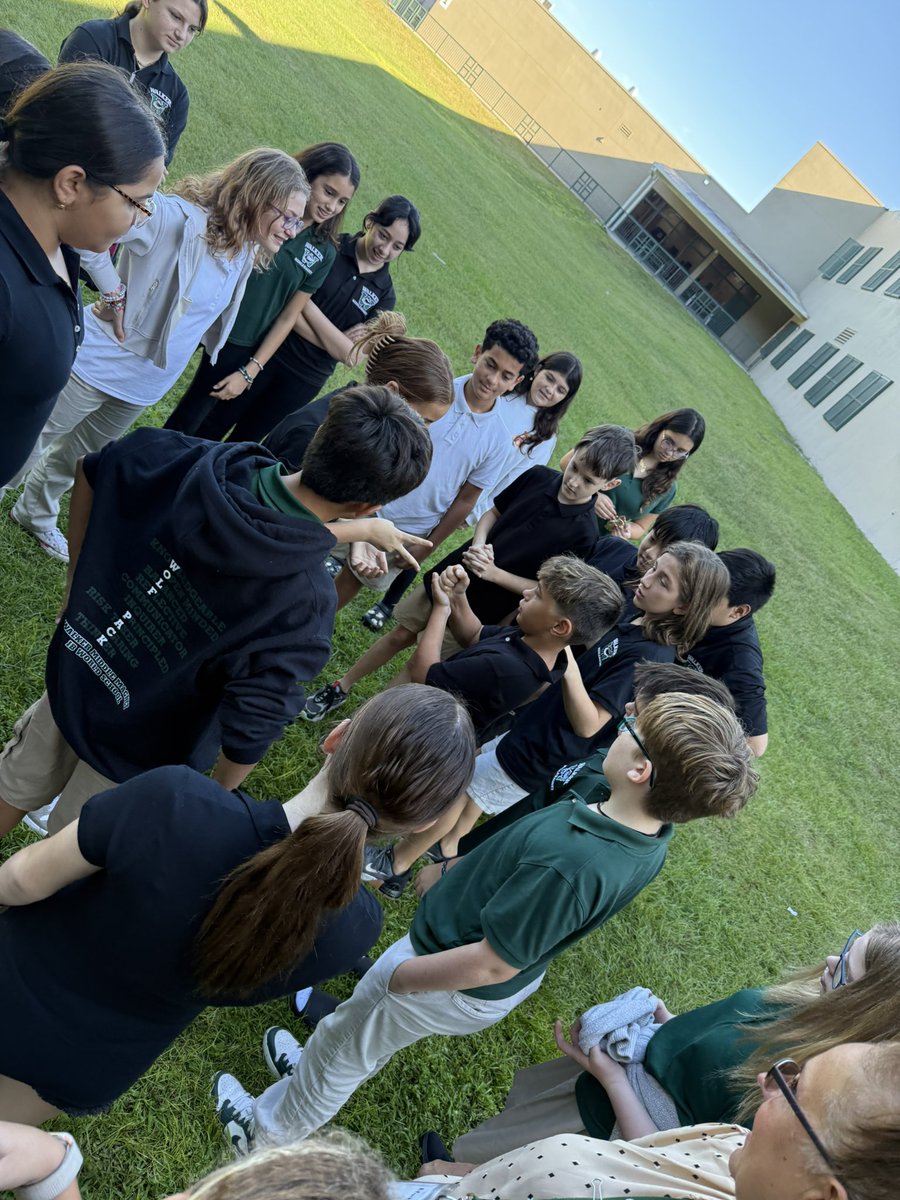WalkerMiddleIB's tweet image. Year 1 students building relationships through Rock, Paper, Scissors - Bottle Flipping - Paper Airplanes! 💚🐺 #Communicator #Caring #Reflective  #Thinker @HillsboroughSch @iborganization