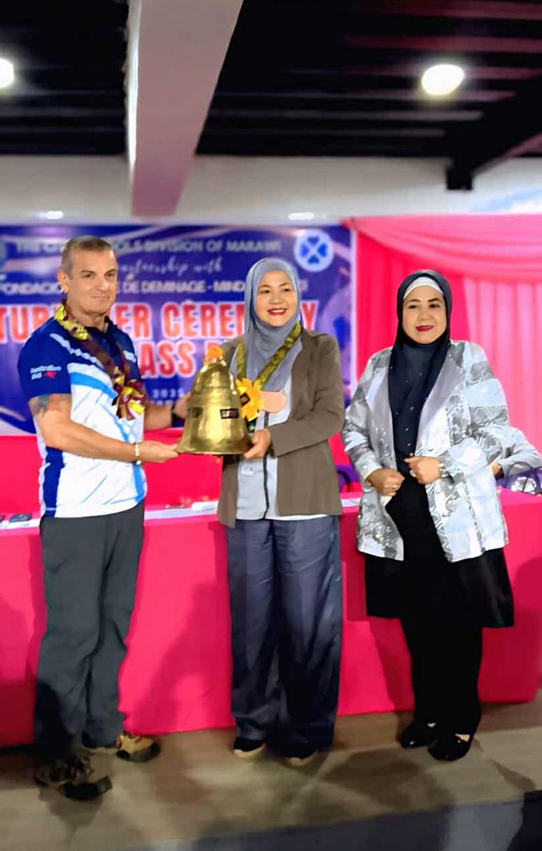 fsd__ch's tweet image. 👏 In Mindanao, #EORE relies on local #volunteers committed to keeping communities #safe.

Anna Zenaida Unte-Alonto, Marawi City Schools Division Superintendent, was honoured for her #leadership and #dedication, alongside newly appointed Superintendent Sahanee M. Sumagayan.