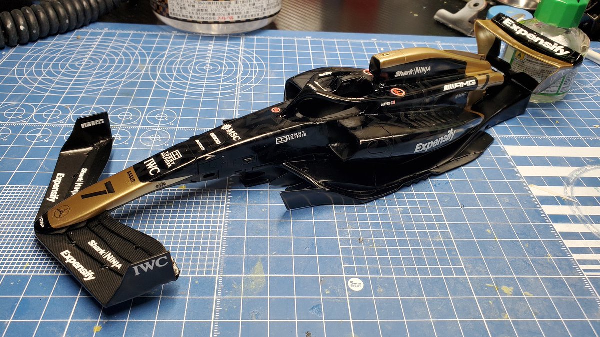 bm_kazuki's tweet photo. 【APXGP no.25】

今日はフロントウイングにカーボンデカールとスポンサーロゴをペタペタ。

カーボンデカールをキレイに貼るの、苦手なんですけど、最後のクリアコートでごまかせることに期待します笑

そんなわけで現在こんな姿となりました✨

#F1TheMovie 
#apexgp
#ApexGP
#APXGP
#apxgp https://t.co/mTVOhkDkHA