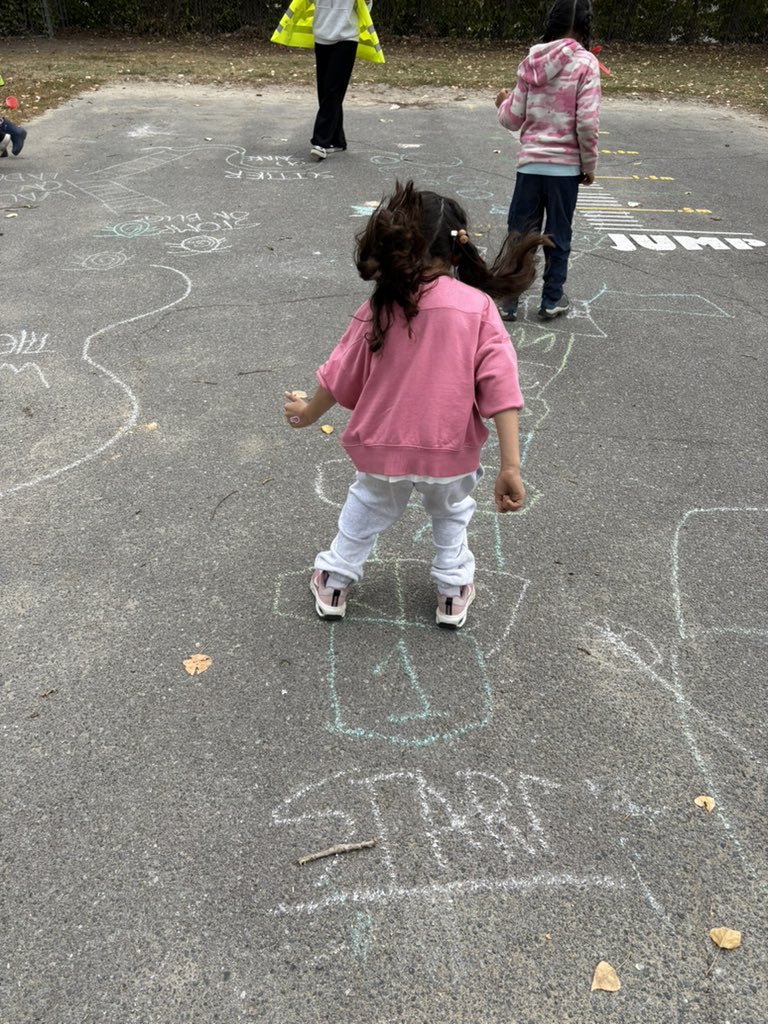 StBrigidOCSB's tweet image. Why not have SBR students explore creativity during recess! #recessfun #ocsb #ocsbBeCommunity