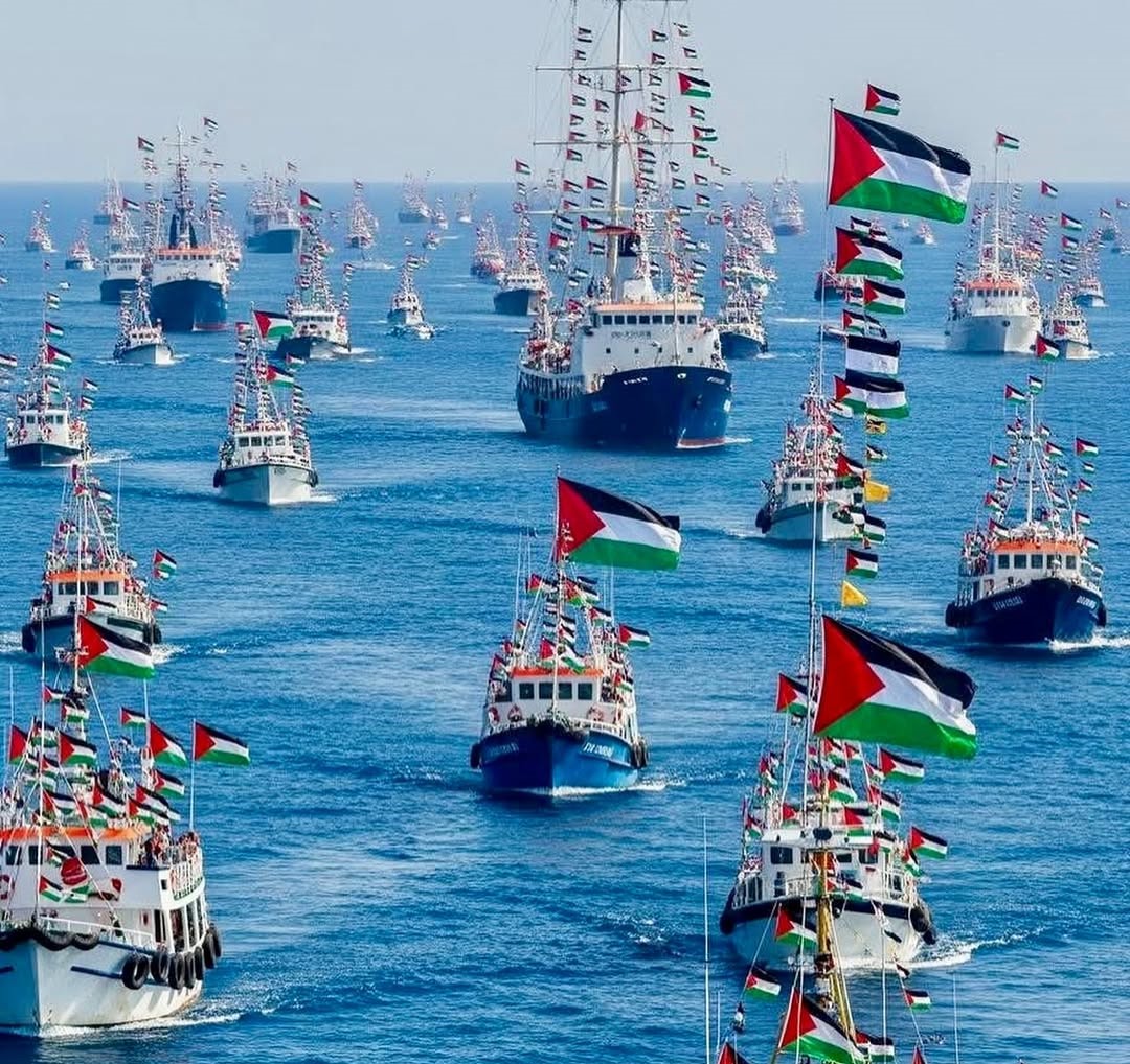 21. Yüzyılın Hilfü’l-Fudûl’u

Tarih yine döndü insana, vicdanları yokladı, ve aynı soruyu sordu:

“Zulüm karşısında ne yaptın?”

Bu kez cevap, kıtaların ve denizlerin ötesinden yükseldi. Adı dillerde yankılandı: Global Sumud Filosu.
Bir avuç insan, bir avuç vicdan, birkaç gemiyle