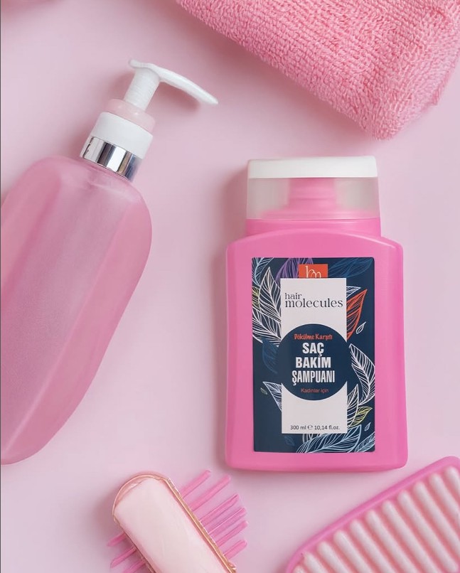 Yeni nesil şampuan teknolojisi 3 yıllık Ar-Ge ile geliştirildi
Sudaki kirecin olumsuz etkilerini azaltan şelatlama teknolojisi kirecin saç derisinde birikmesini önler
Sert su, çevresel faktörler, saç boyası, başörtüsünün yol açtığı oksidatif stresi azaltıp dökülmesini durdurur