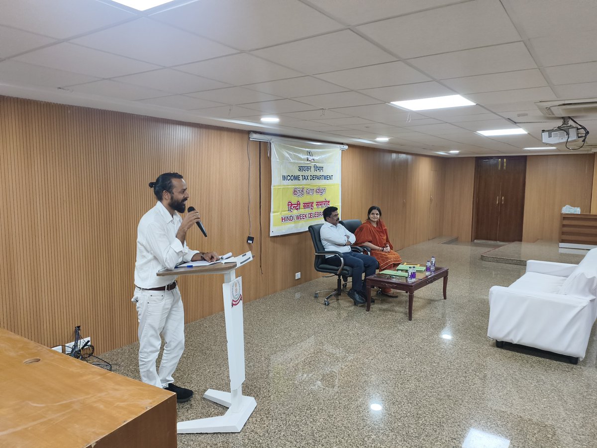 हिंदी सप्ताह समारोह के अवसर पर, 24.09.2025 को आयकर कार्यालय, चेन्नई में गायन प्रतियोगिता का आयोजन किया गया, जिसमें हिंदीतर भाषी कर्मचारियों ने हिंदी गाने और हिंदी भाषी कर्मचारियों ने तमिल गाने प्रस्तुत किए।

On the occasion of Hindi Week celebrations, a singing competition was