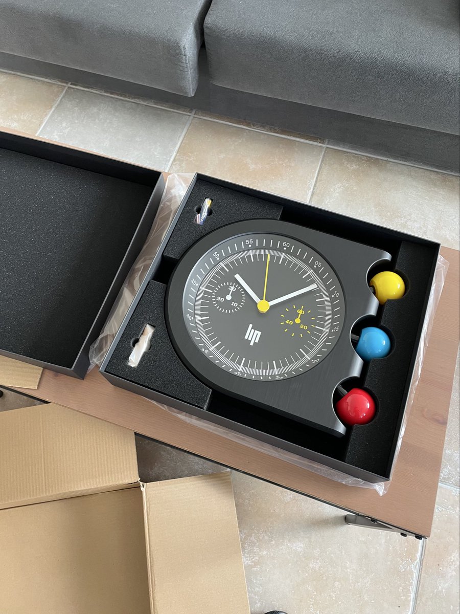 TempusShop's tweet photo. Chose promise, chose due. 

Voici la nouvelle horloge LIP, la MACH 2000. 
Il fallait rajouter une petite touche d’art contemporain dans le décor. 

D’ailleurs, vous pouvez également la retrouver au prix de 199€, sur le site 🥸

https://t.co/OAV2UxH5E2 https://t.co/Pnb1uR7vEZ