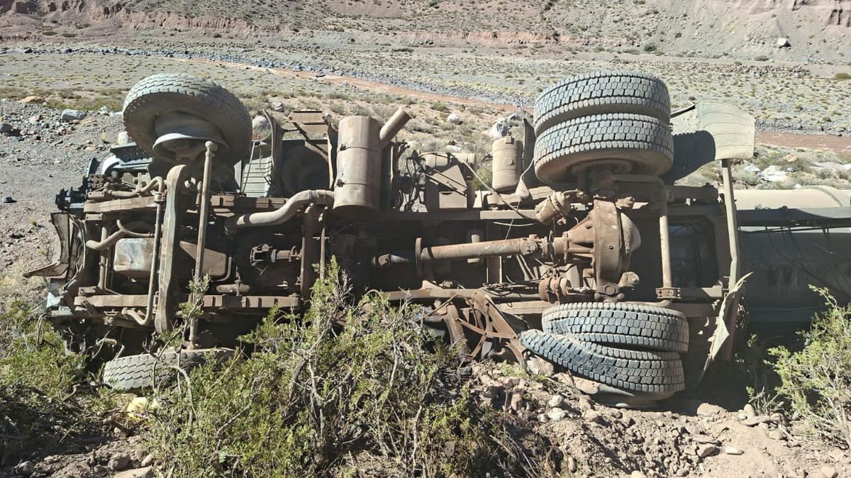 Urgente! Desbarrancó un camión en Ruta 7 en zona de Polvaredas. El camionero estaría atrapado. Trabajan en el lugar <a href="/LVDiez/">LVDiez</a>