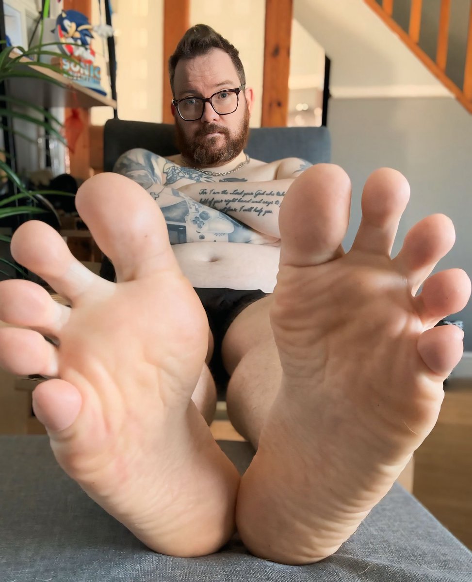 Do I have your attention?

#footworship #gayfeet #feet #soles #malesoles