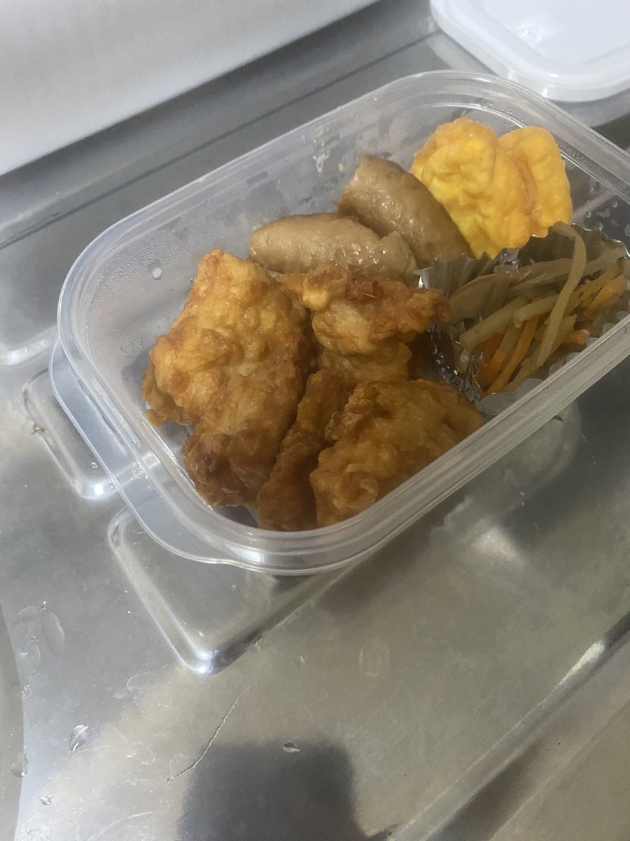 弁当作らされた。
他におにぎりとサラダ……