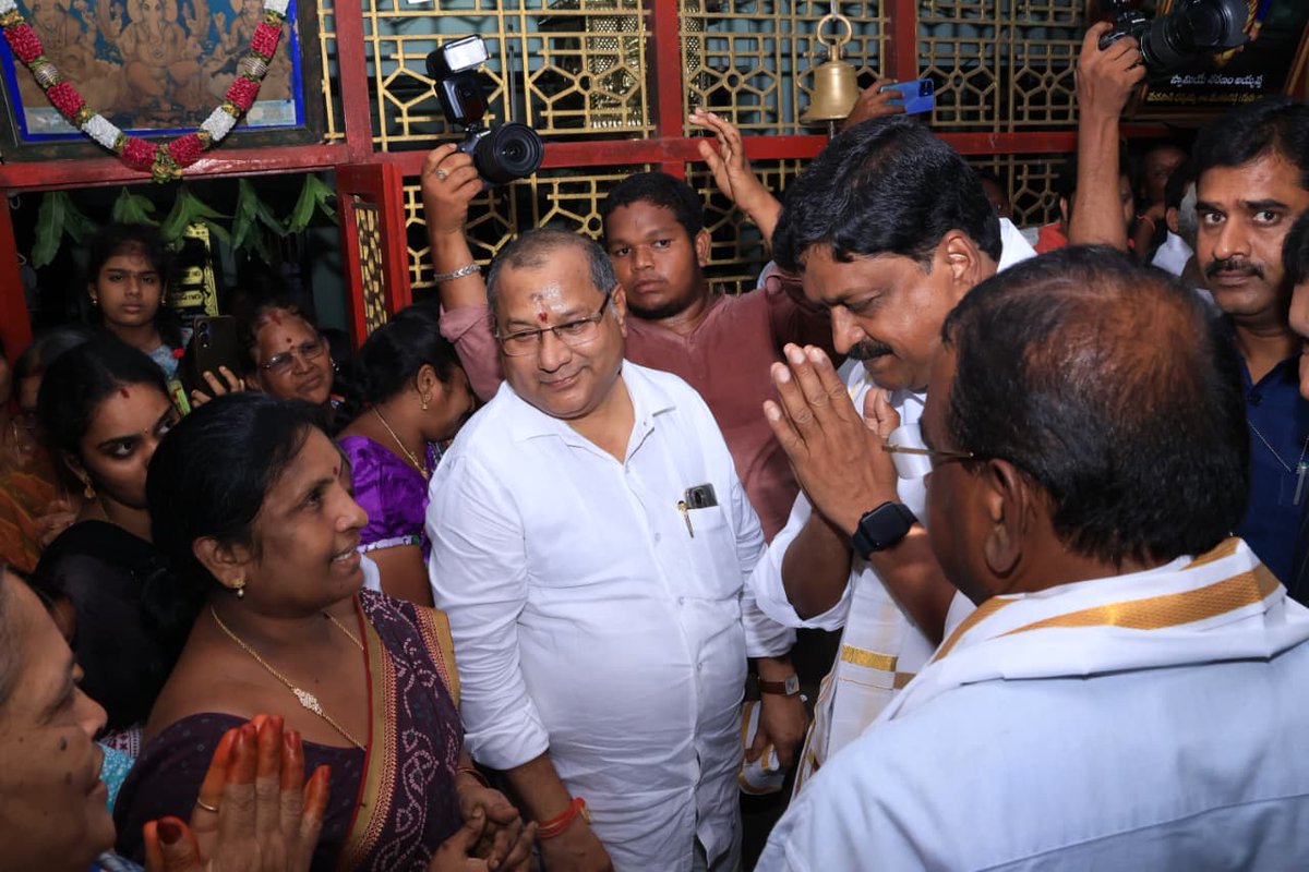పశ్చిమ గోదావరి జిల్లా పర్యటనలో ఉన్న రాష్ట్ర ఆర్థికశాఖ మంత్రి శ్రీ పయ్యావుల కేశవ్ గారు, పోడూరు మండలంలోని కవిటం గ్రామాన్ని సందర్శించారు.

ఈ సందర్భంగా కవిటంలో వెలసి ఉన్న శ్రీ శోభేశ్వర స్వామివారిని గౌరవ శాసనసభ స్పీకర్ శ్రీ చింతకాయల అయ్యన్నపాత్రుడు గారితో కలిసి ఆర్థికశాఖ మంత్రి శ్రీ