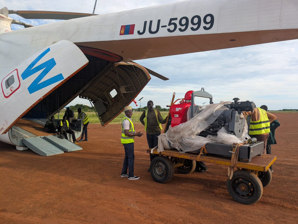 logcluster's tweet image. 📍South Sudan
In swift response to devastating floods, the Logistics Cluster airlifted today a water pump and other vital supplies to Mabior on behalf of @IOMSouthSudan.
When roads fail, solidarity flies. This is humanitarian logistics at its best: timely, effective, life-saving