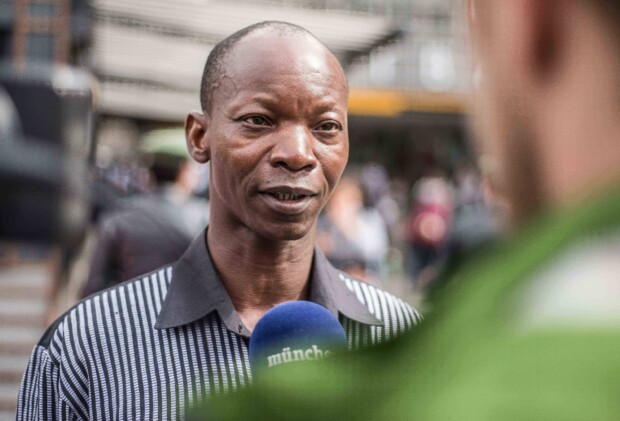 Hey Landesmedienanstalten,

kann mir jemand erklären, wie ein seit 23 Jahren in Deutschland lebender Mann aus Burkina Faso, dessen Asylantrag abgelehnt wurde und der seit 2014 einen Duldungsstatus hat, im Rundfunkrat sitzen kann?

"Eure Demokratie", ne?

Leah

#ÖRR #Schreikissen