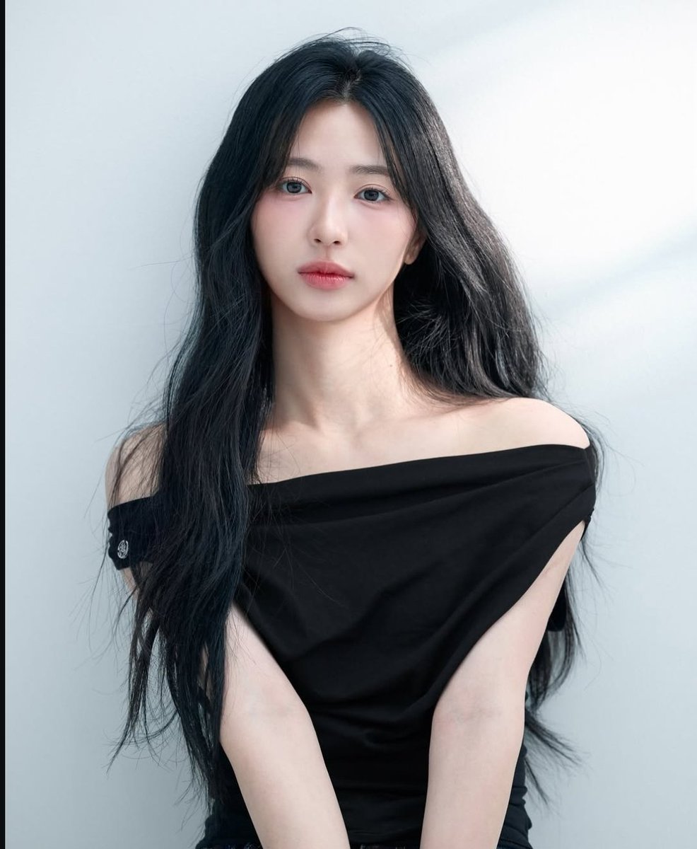 Huh Jiwon agora faz parte da B. able Company e de acordo com vários meios de comunicação, ela está se preparando para lançar um álbum solo no segundo semestre do ano!

#JIWON #지원
#CherryBullet #체리블렛
#HuhJiwon #허지원 #许智媛