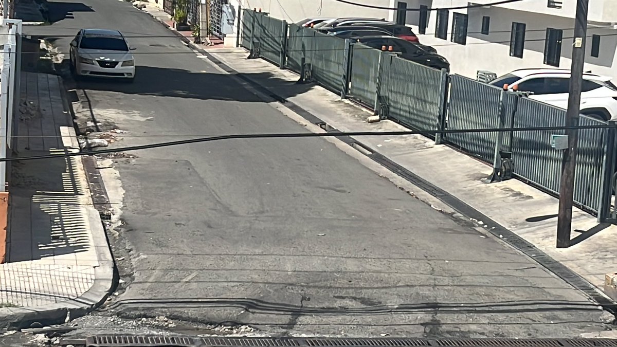 Jcastrosan's tweet photo. Cable interrumpiendo el tránsito  puede causar un accidente o desgracia. Urgente!  Galle gardenias esq. margarita, el gala jardines del norte
@AlcaldiaDN @EdesurRD @ClaroRD @altice_do https://t.co/MN08tMyrDH