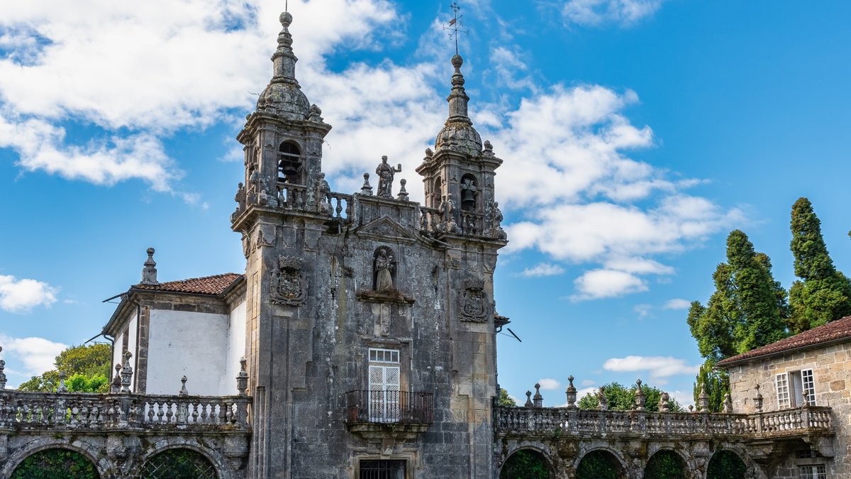 EspanaEnLatam's tweet image. Magia gallega, piedra y silencio. El Pazo de Oca es uno de esos lugares en los que entras y te preguntas si acabas de viajar a otro siglo 🌿🏛️

#VisitaEspaña #España #Galicia #Pontevedra #EspañaInterior #EspañaVerde #PatrimonioCultural #TurismoCultural #ThinkYouKnowSpain