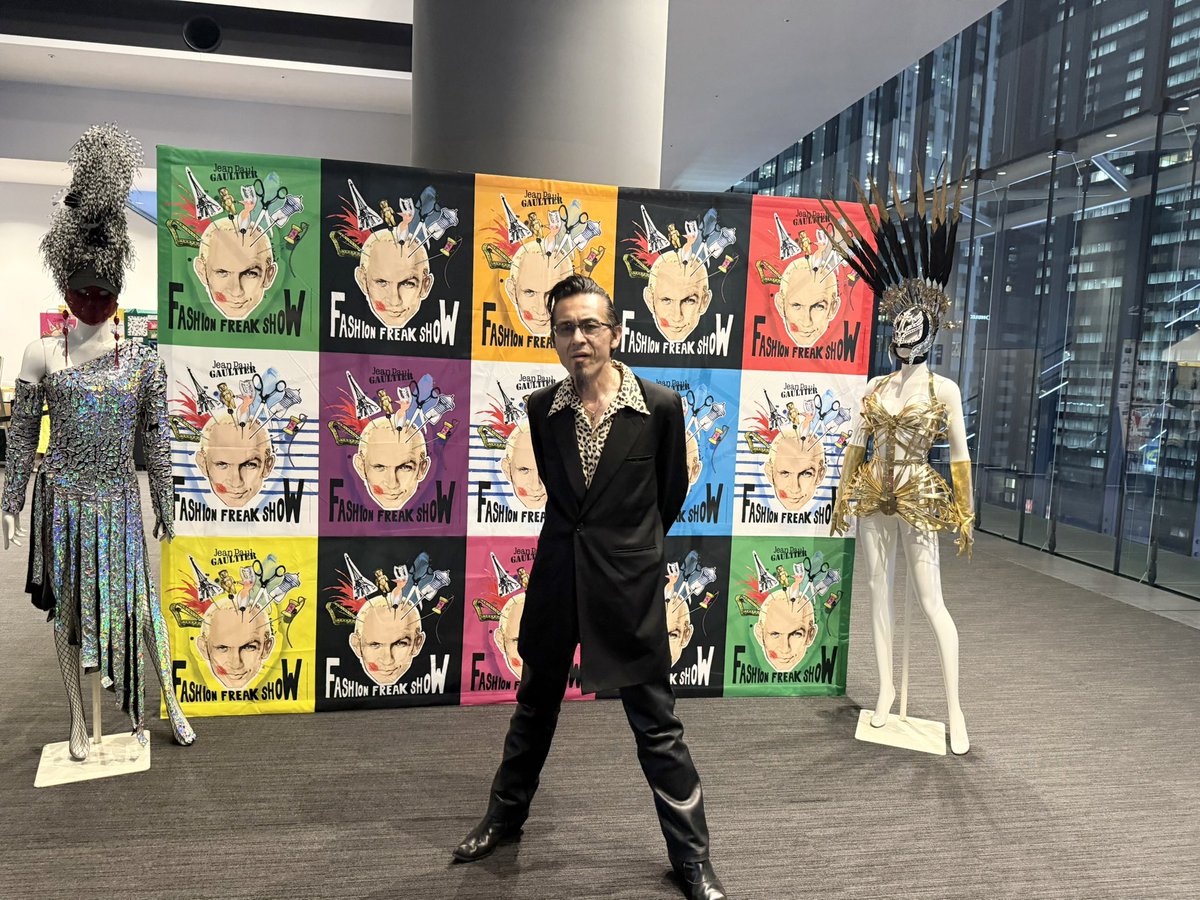 elovissato's tweet photo. ジャンポールゴルチェの半生を表したミュージカルファッションショー
Jean Paul GAULTIER'S FASHION FREAK SHOW
白熱のショウはめっちゃ刺激を貰えた
VIP席のお土産がゴルチェのサイン入りパンフにバッグにスカーフと豪華過ぎて感謝感激!
渋谷シアターオーブで9/28まで開催してるから是非
#GAULTIER https://t.co/1Xc5ccYHuf