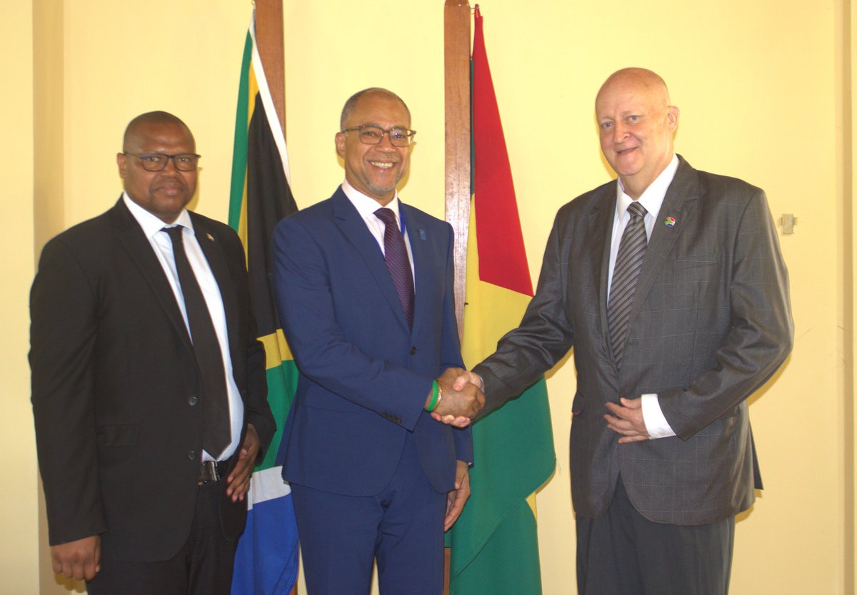 UndpStp's tweet image. UNDP RR met with South African Chargé d’Affaires Frans Van Aardt 🇿🇦 in São Tomé 🇸🇹to strengthen South-South cooperation. Key areas discussed: agriculture, entrepreneurship, environment &amp;amp; the electoral year all aiming to boost national development. #UNDPSTP #SouthSouthCooperation