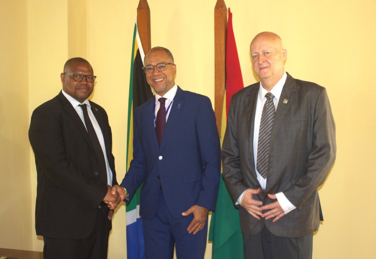 UndpStp's tweet image. UNDP RR met with South African Chargé d’Affaires Frans Van Aardt 🇿🇦 in São Tomé 🇸🇹to strengthen South-South cooperation. Key areas discussed: agriculture, entrepreneurship, environment &amp;amp; the electoral year all aiming to boost national development. #UNDPSTP #SouthSouthCooperation