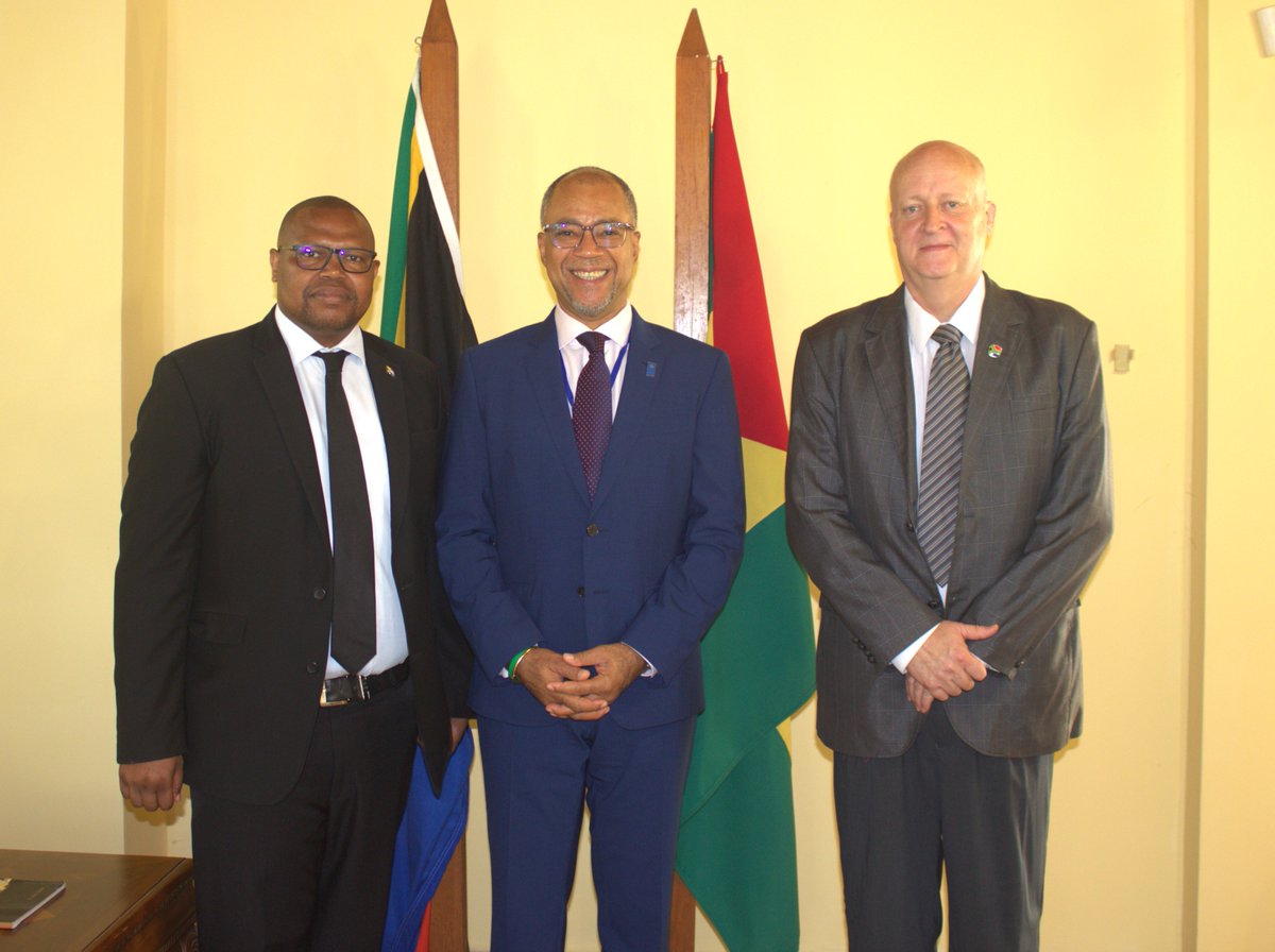 UndpStp's tweet image. UNDP RR met with South African Chargé d’Affaires Frans Van Aardt 🇿🇦 in São Tomé 🇸🇹to strengthen South-South cooperation. Key areas discussed: agriculture, entrepreneurship, environment &amp;amp; the electoral year all aiming to boost national development. #UNDPSTP #SouthSouthCooperation