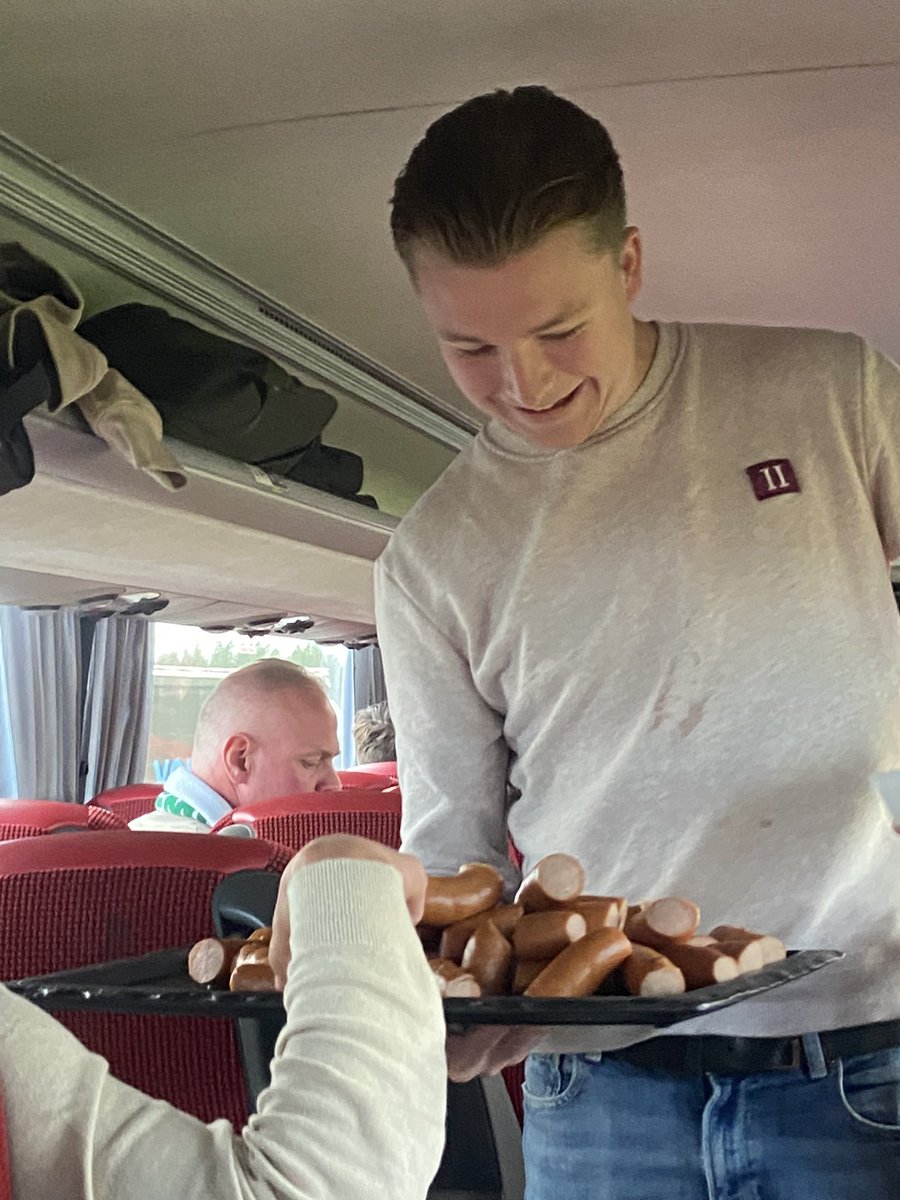 Halverweg richting <a href="/rksvGroeneSter/">Groene Ster</a> 
- <a href="/scgenemuiden/">Sportclub Genemuiden</a> Werden we getrakteerd op lekkere hapjes en rookworst door @brasserievandijk