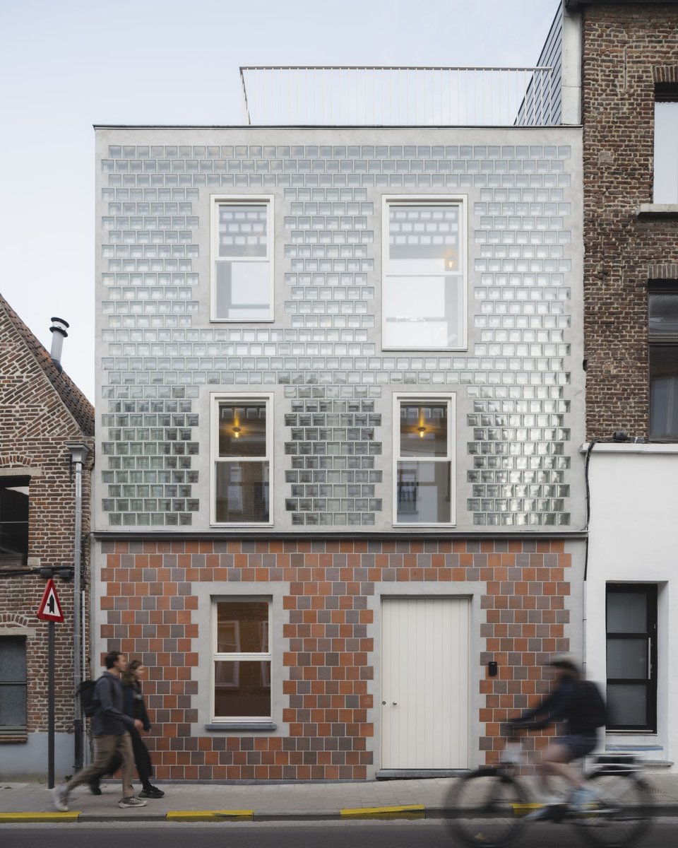 CWC_Company's tweet image. This house in Gent, Belgium appears tiled, but at dusk the glow of its glass block construction becomes apparent. Designed to maximize light on an enclosed plot, you can read more about this fascinating design here: divisare.com/projects/53441…
