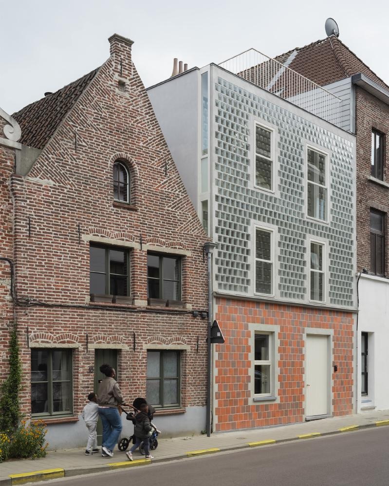CWC_Company's tweet image. This house in Gent, Belgium appears tiled, but at dusk the glow of its glass block construction becomes apparent. Designed to maximize light on an enclosed plot, you can read more about this fascinating design here: divisare.com/projects/53441…