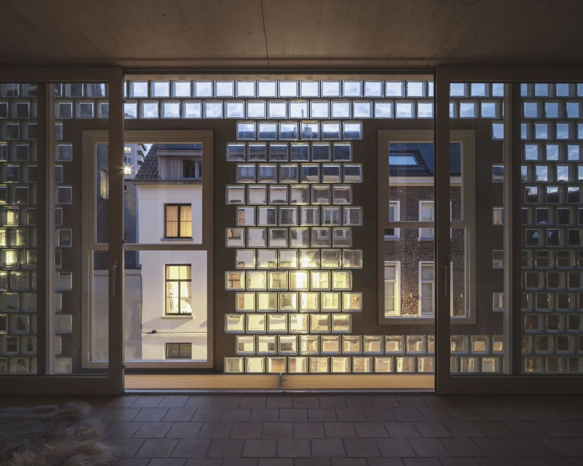 CWC_Company's tweet image. This house in Gent, Belgium appears tiled, but at dusk the glow of its glass block construction becomes apparent. Designed to maximize light on an enclosed plot, you can read more about this fascinating design here: divisare.com/projects/53441…