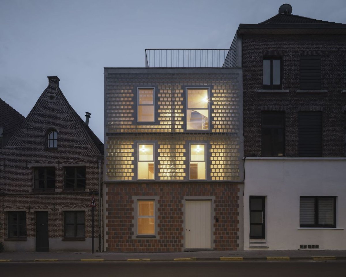 CWC_Company's tweet image. This house in Gent, Belgium appears tiled, but at dusk the glow of its glass block construction becomes apparent. Designed to maximize light on an enclosed plot, you can read more about this fascinating design here: divisare.com/projects/53441…